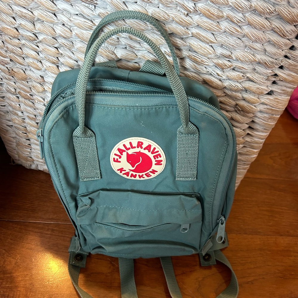 Fjallraven Kanken Mini Bagpack in Frost Green